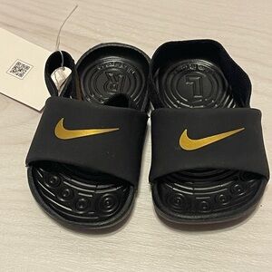 Nike Girls 4 Black and Gold Slide Sandals